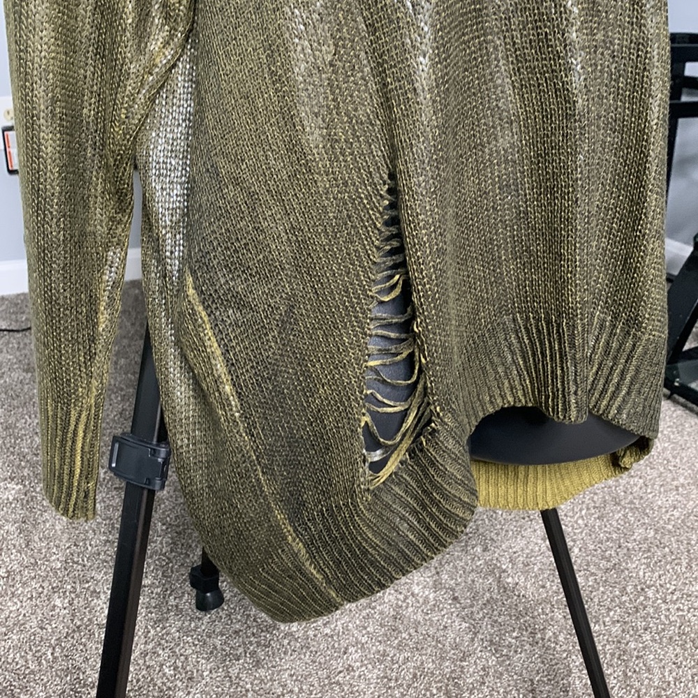 Distress Oversize Sweater can fit L or XL - Picture 2 of 4